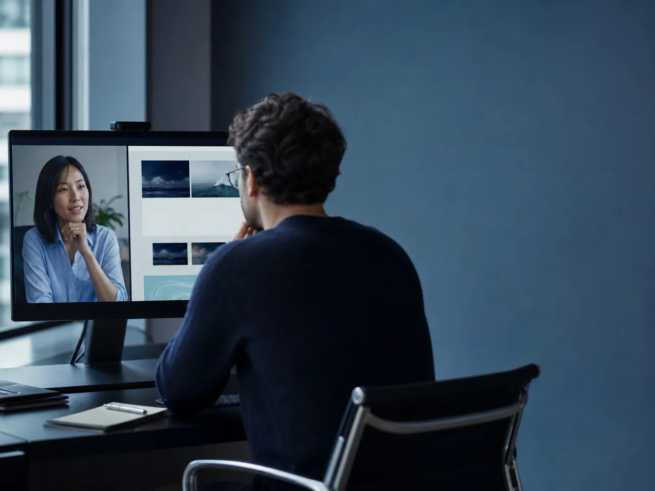 Une agence web échange avec son client autour d’un prototype de site.